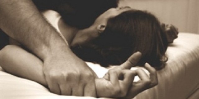 Kërcënon me vrasje në mes të natës dhe kryen marrëdhënie seksuale me dhunë