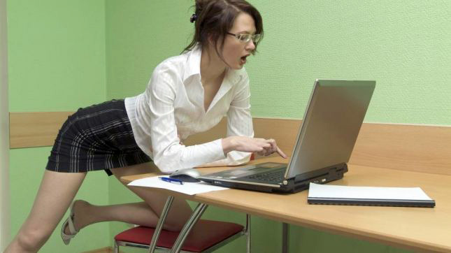 Pse na pëlqen seksi me femra që mbajnë syze?