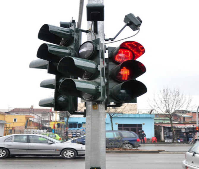 MASA E GJOBËS/ Shkeljet e semaforit, nga sot dënohen edhe këmbësorët