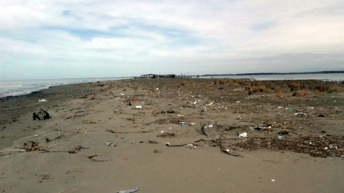 FOTO/ Fier, “ngrohja globale” “gëlltit” plazhin e Semanit