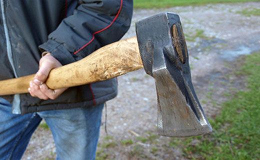 Dibër, babai godet me sopatë në kokë fëmijën 3 vjeçar