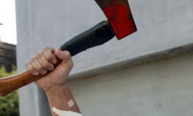 EMRI/ Maliq, godet dhe plagos burrin më sëpatë, arrestohet 26-vjeçarja