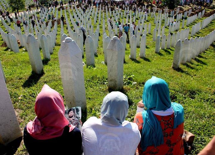 Në 20 vjetorin e masakrës së Srebrenicës liderët botërorë përkujtojnë 8 mijë viktimat
