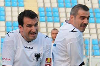 FOTO LAJM/ Ndeshja e qeverisë kundër BE-së, Tahiri tregon tatuazhin, Ahmetaj nuk di çfarë të tregojë…!