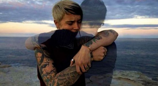 Shenjat që tregojnë se personi i vdekur është pranë jush dhe tenton të komunikojë me ju