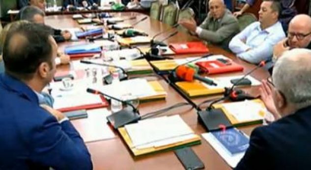 Plas sherri në komisioni për CEZ-in, ja si shahen deputetët