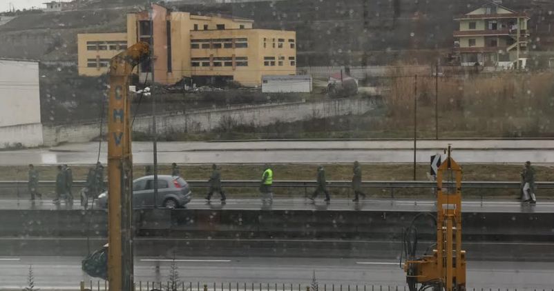 FOTO/Grevistët e Sharrëzit për pak km në Tiranë