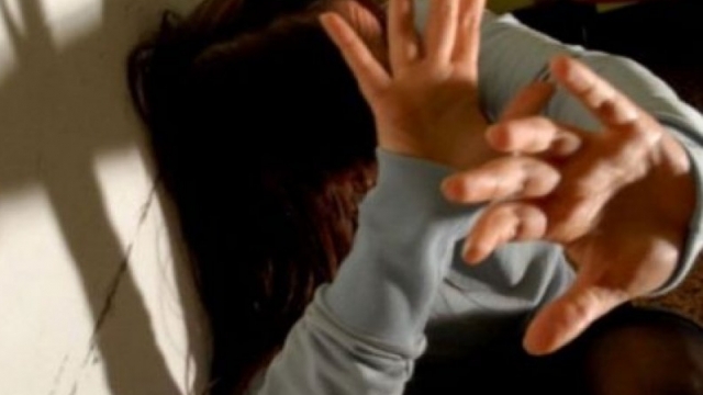 Kamëz,sheh ish-të dashurën me një djalë, i rreh të dy në lokal