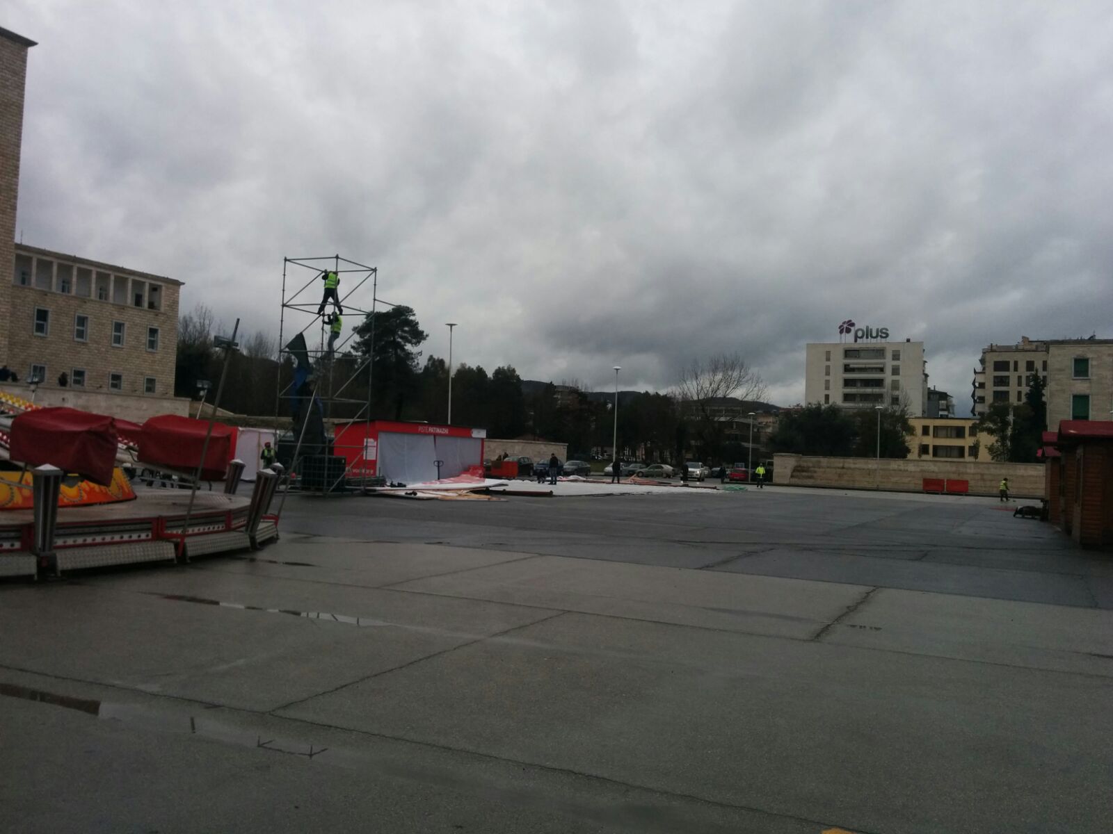 Tiranë/Lirohet sheshi nga dyqanet e qofteve