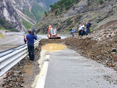 Kukës/ Shembja e dherave, devijohet trafiku në Rrugën e Kombit