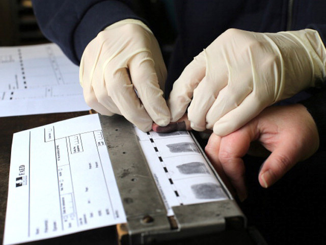 DEKRIMINALIZIMI – EMRAT/ Deputetët japin shenjat e gishtave, fotografohen edhe në profil