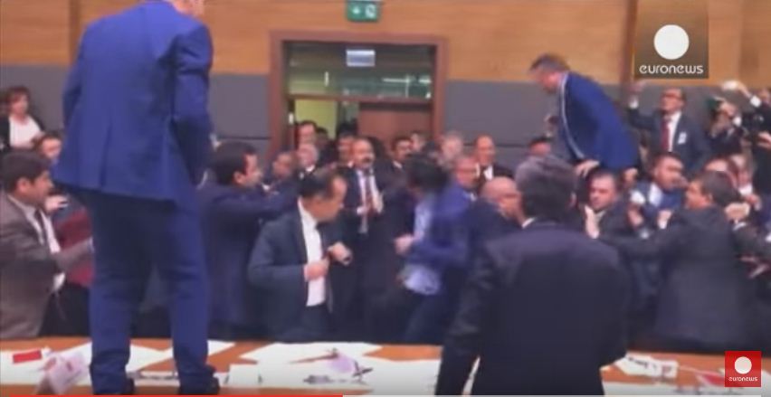 VIDEO/ Sherr masiv në Parlamentin e Turqisë, deputetët rrihen me njëri-tjetrin