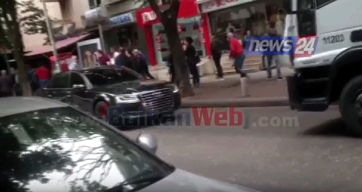 VIDEO/ Tiranë, përplasen makinat, shoferët grushtojnë njëri-tjetrin