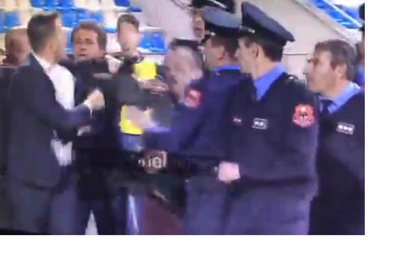 VIDEO/ Devi Muka, momenti kur godet me grushta stafin e Partizanit, Erion Braçe përfshihet në sherr