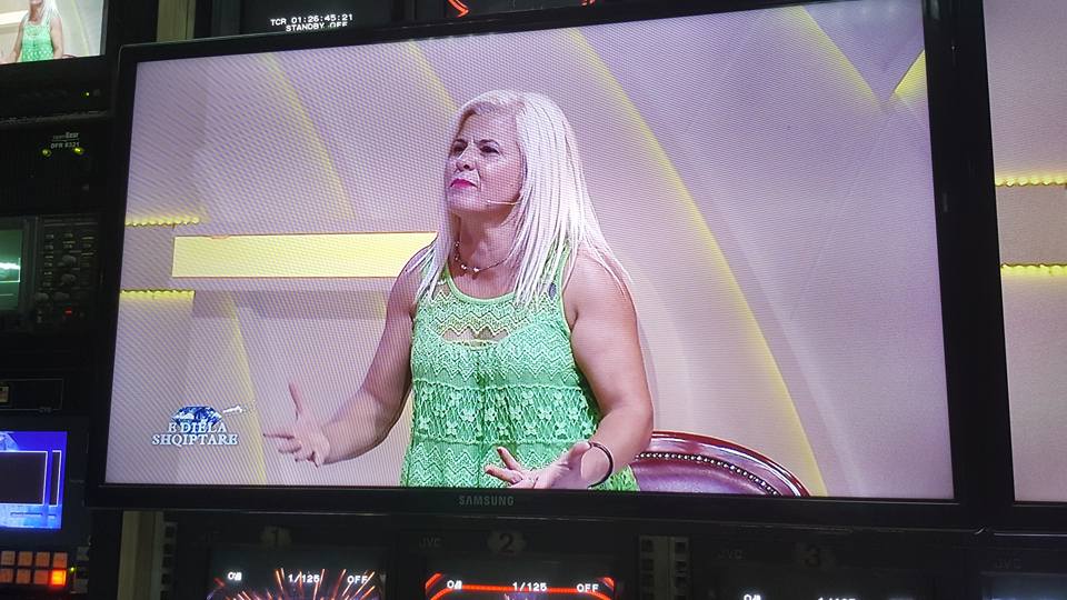 VIDEO/ Një “personazhe” e rrahjes “live” te “E diela Shqiptare” nxirret me forcë nga ZQRPP