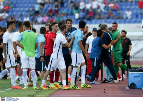 FOTO/ Tensionohet situata dhe plas grushti gjatë ndeshjes Greqi – Shqipëri