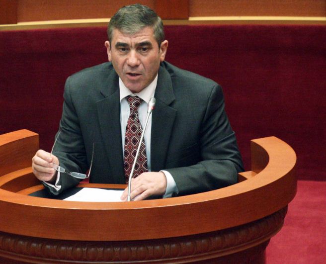 Skandal tjetër në Dibër, punonjësit e postës vjedhin 100 mln lekë e ikin në SHBA