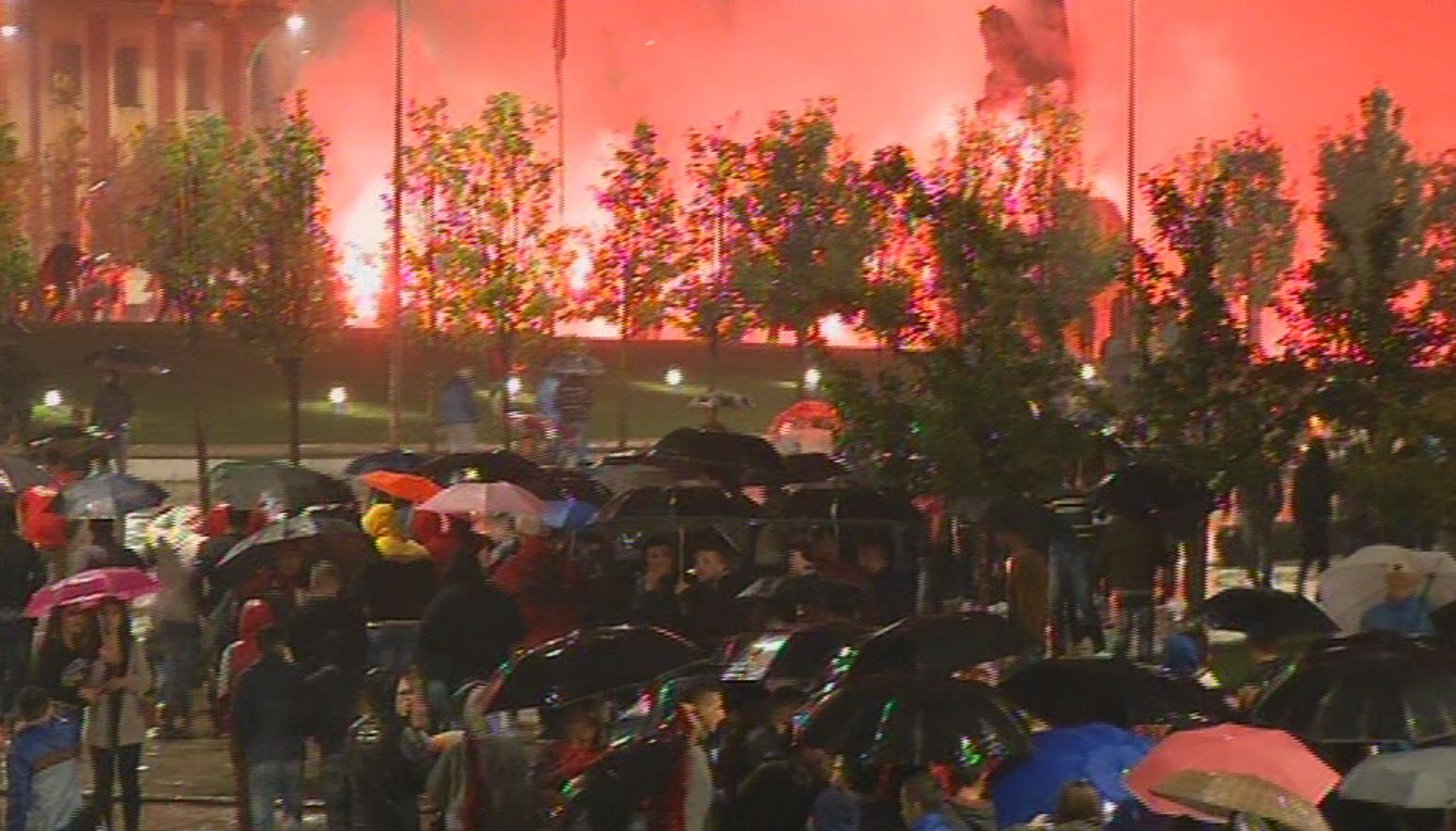 FOTO GALERI/ Shqiptarët festojnë anë e kënd Botës për kualifikimin e Kuqezinjve në “Francë 2016”