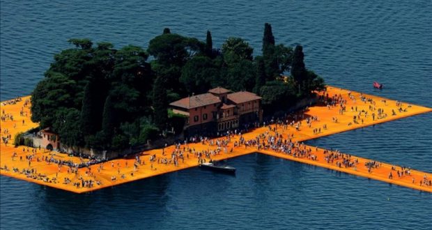 FOTO/ Shëtitorja e veçantë në Itali u mundëson njerëzve “ecje mbi ujë”