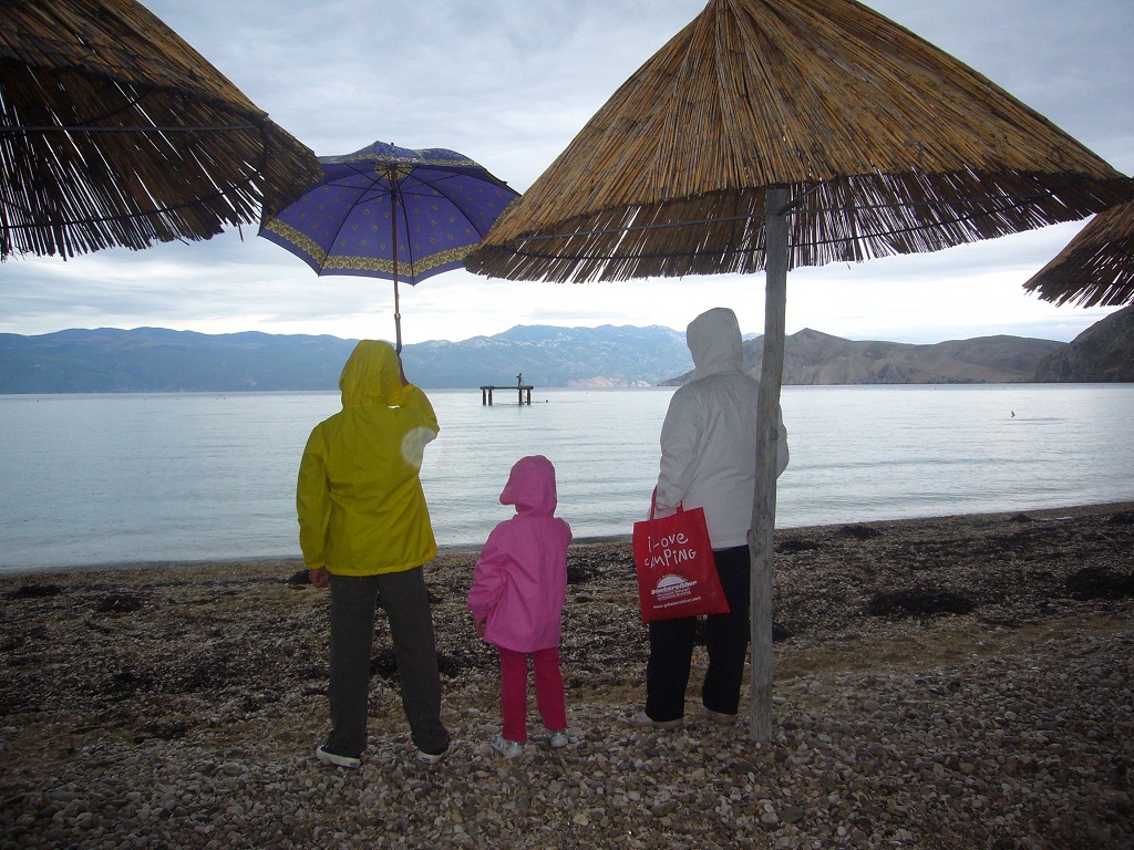 Gushti me shi në plazh, temperaturat shkojnë në 31 gradë