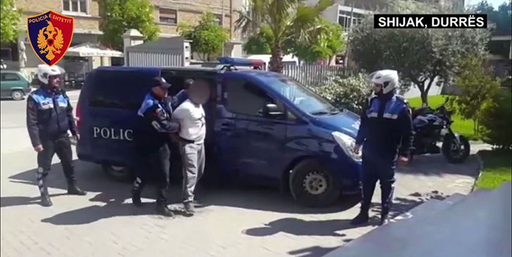 VIDEO/ Zbardhet plagosja në Shijak, arrestohen dy autorët në taksi