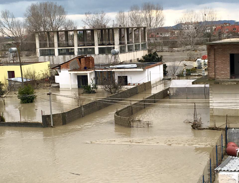 FOTO LAJM/ Deti nuk mbërrin deri në Shijak por lumi Erzen mundëson këtë lloj qarkullim …