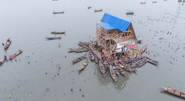 FOTO/ Shkolla ndërtohet mbi lumë; nxënësit transportohen me barka