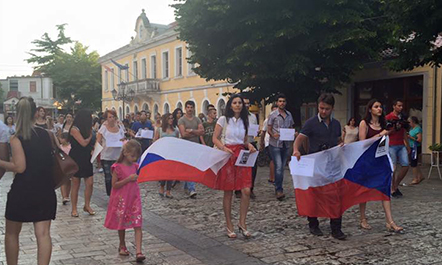 Shkodër, banorët homazhe për turistët çekë në qendër të qytetit