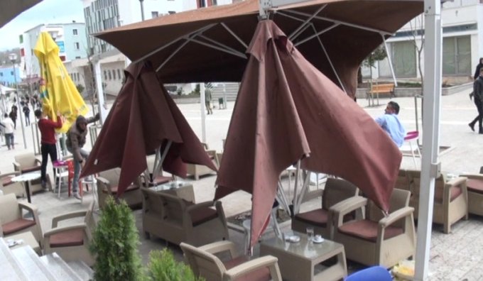 FOTO/ Stuhi në Librazhd, gurë dhe shkëmbinj në mes të rrugës në Murrash