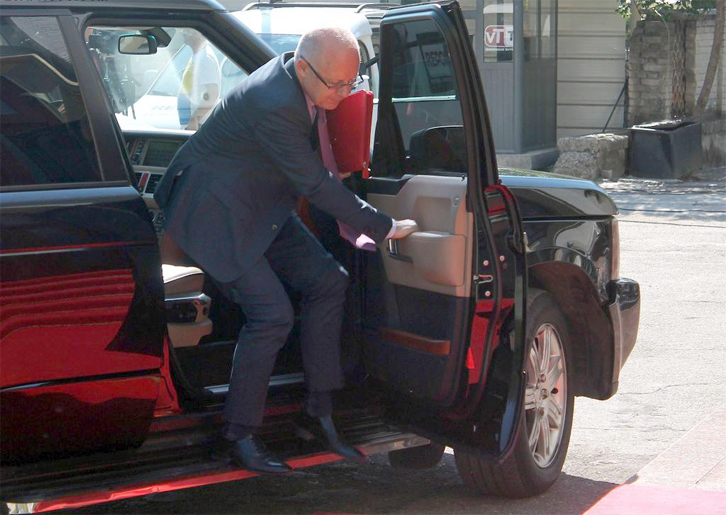 “Larg syve larg zemrës”, ish-vartëset “ia fusin” Shkëlqim Canit