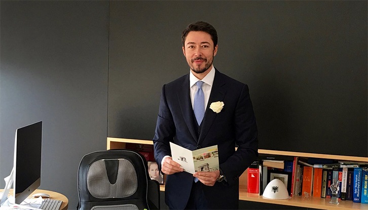 FOTO LAJM/ Shkëlzeni ka sot ditëlindjen, e fillon ditën me një surprizë nga Armina