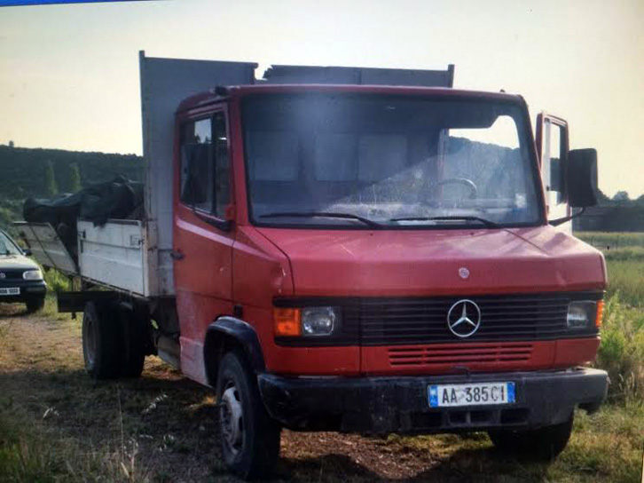 FOTO/ Shkodër, braktis furgonin me dru, shpallet në kërkim shoferi