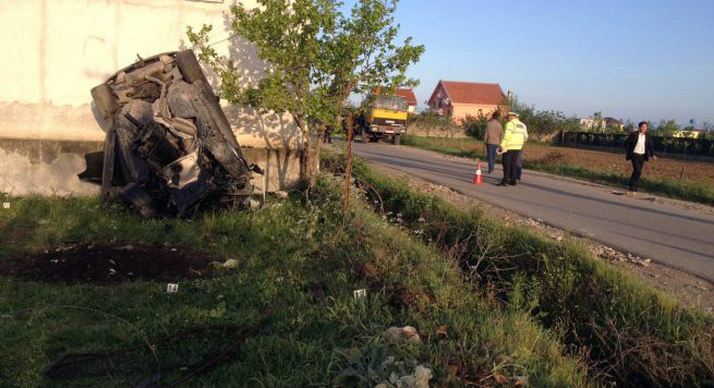EMRAT/ Shkodër, BMW del nga rruga dhe përmbyset, humbin jetën dy persona