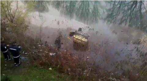 Shkodër, makina del nga kontrolli përfundon në lumin Buna