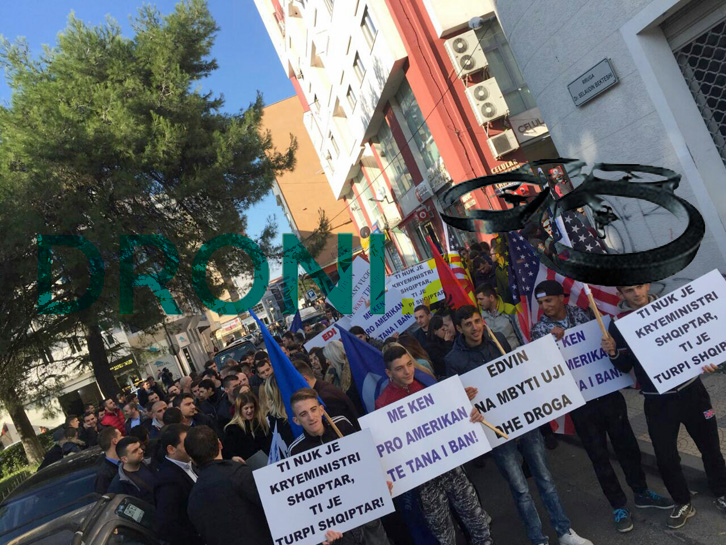 FOTO LAJM/ Protestë e veçantë e të rinjve në Shkodër: Me ken pro amerikan, të tana i ban!