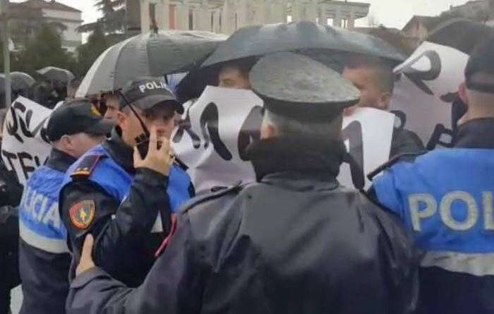 Kreu i FRPD në cadrën e protestës, policia e shpalli në kërkim në Shkodër