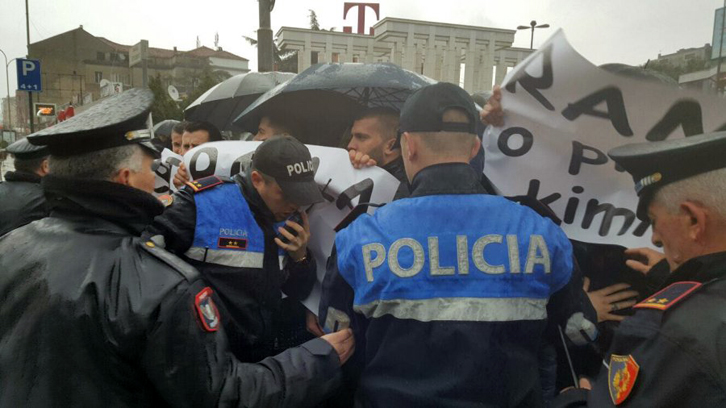 FOTO LAJM/ Edi Ramën e presin me protesta edhe në universitetin e Shkodrës: Rama ik! Qeveri teknike!