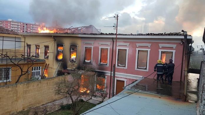 FOTO/Shkodër, nje person ende mes flakëve