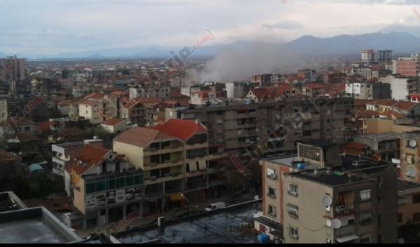 SHKODËR/Tragjike, flakët përfshijnë vilën por zjarrfikëset nuk mund të shkojne, 1 i vdekur