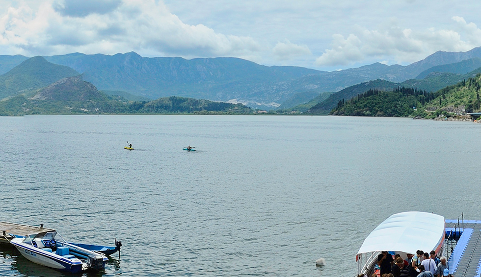 Bie hidroavioni në anën malazeze të Liqenit të Shkodrës