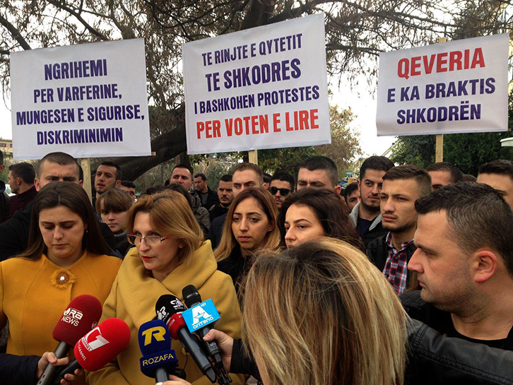Protesta e opozitës, të rinj nga Shkodra nisen drejt Tiranës