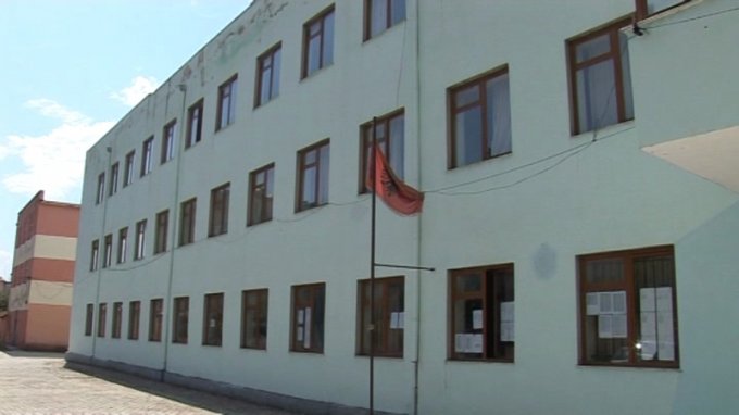 Fier, vdes 17 vjecarja në shkollë