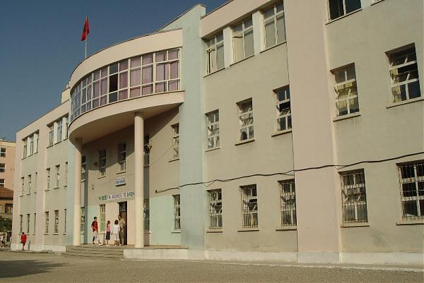 Bie zjarr në shkollën “Emin Duraku” në Tiranë