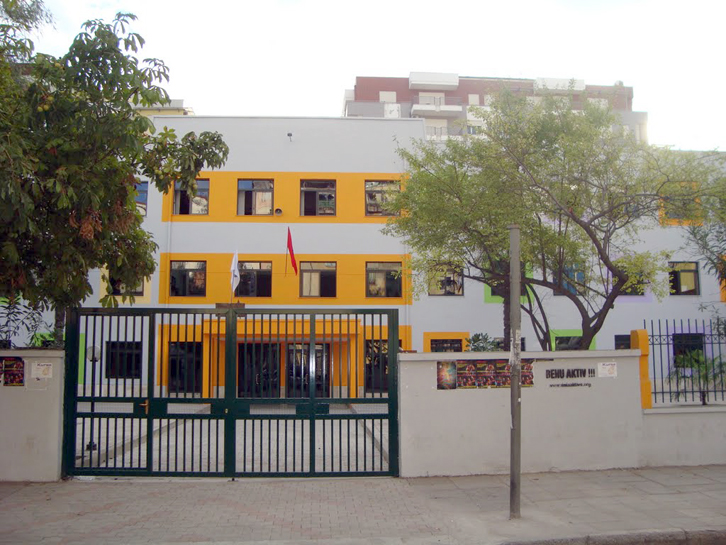 Tiranë, gjimnazistët përleshen me thika, plagoset njëri te “Petro Nini”