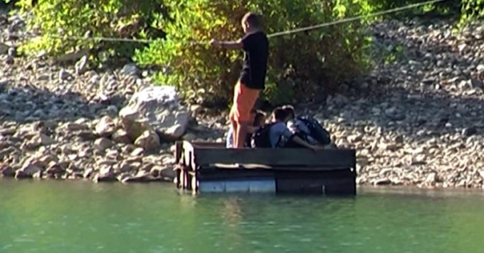 FOTO LAJM/ “Klasat inteligjente” të Ramës dhe “mjetet inteligjente” të nxënësve për të shkuar në shkollë