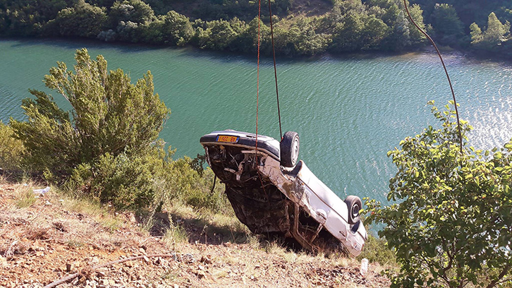 “Benz-i” del nga rruga e përfundon në liqenin e Shkopetit, mister fati i shoferit dhe pasagjerëve