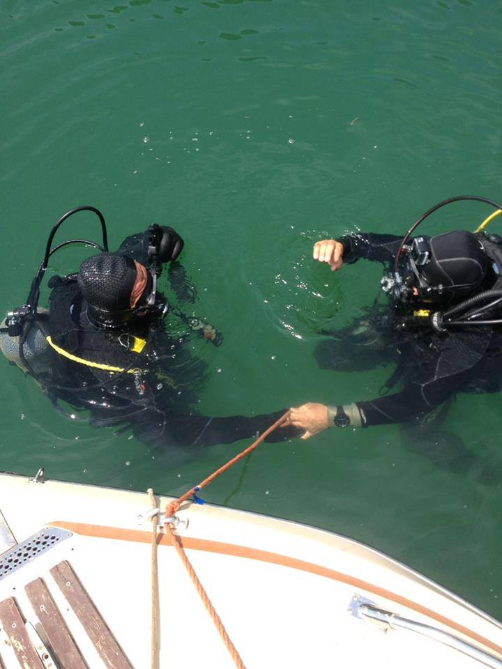 Nxirret nga liqeni makina mister, çfarë fshihet nën ujë