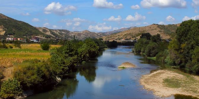 Kufoma e një vajze gjendet në Shkumbin