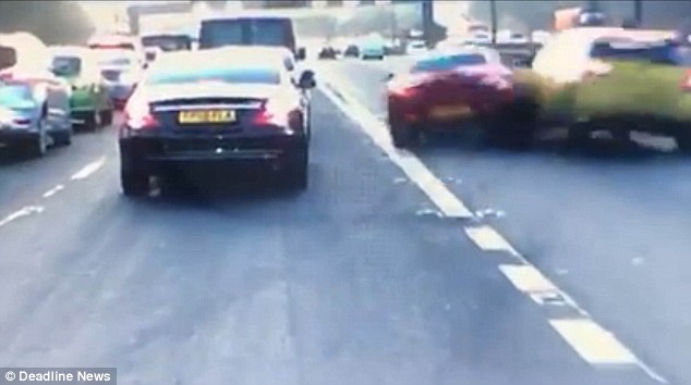 VIDEO/ Shoferi i paduruar ndërron korsi për të shmangur trafikun…, por e pëson