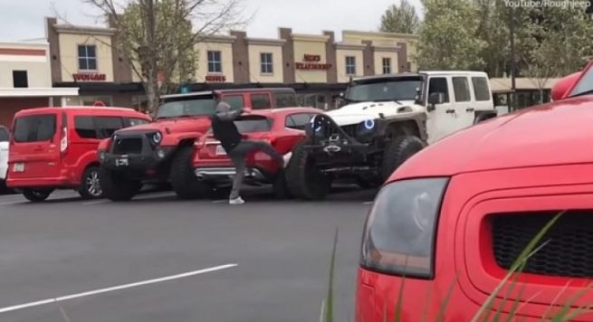 VIDEO/ Parkon keq makinën, hakmerren shoferët e tjerë